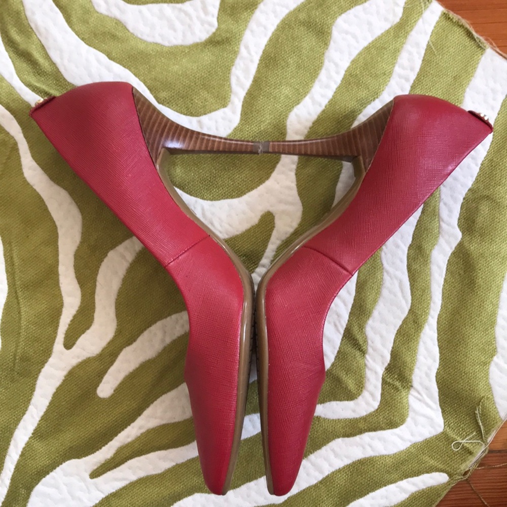 EUC Michael Kors textured red leather pumps